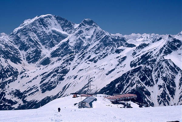 Donguz Orun, na dole - schronisko